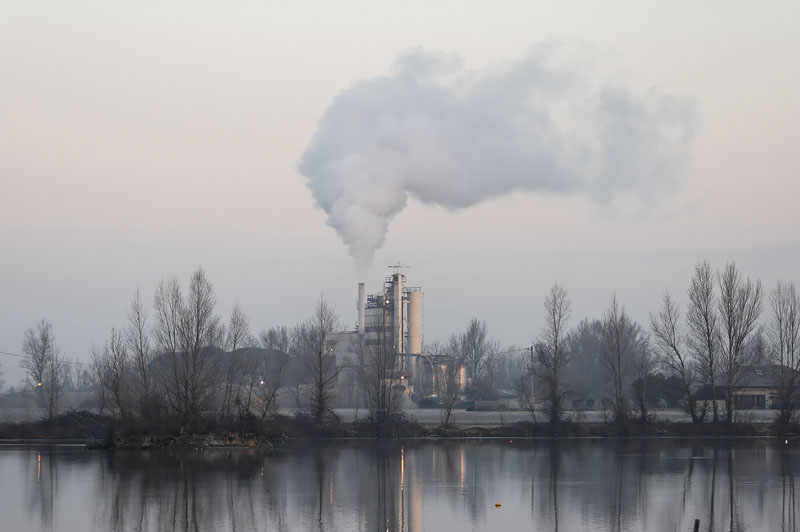 usine polluant l'atmosphиre.
